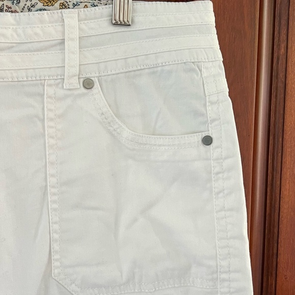 New white shorts - Picture 4 of 5